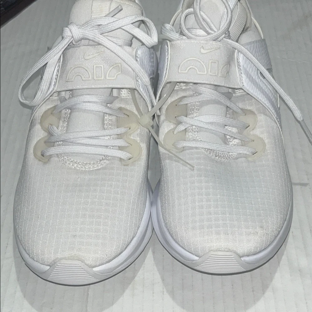 NEW Nike Womens Air Max Bella TR 5 Fitness Running Shoes White Women’s Sz 7